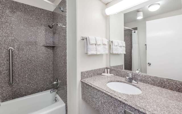 Super 8 by Wyndham Clinton