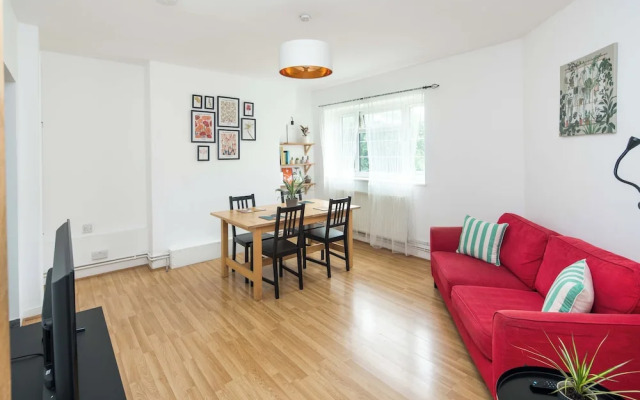 Stylish 2BD Flat with Balcony Near Stepney Green