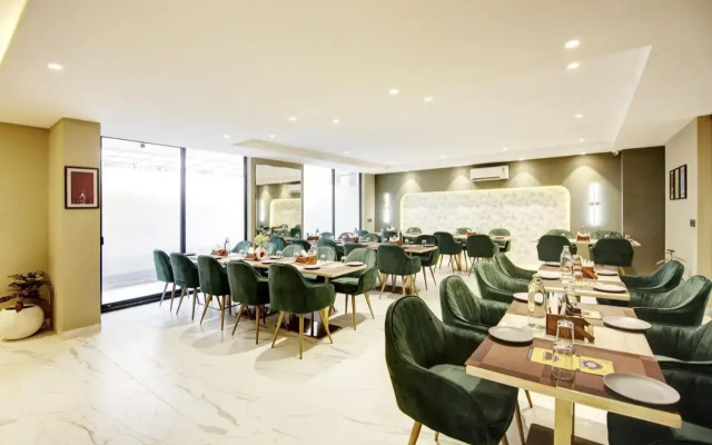 Saltstayz Premier – Galleria Market Road & Sector 27