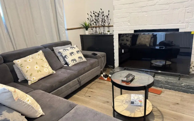 Manchester - House - Sleeps 6 - Parking - Garden
