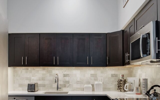 Modern Apartment Near Forsyth
