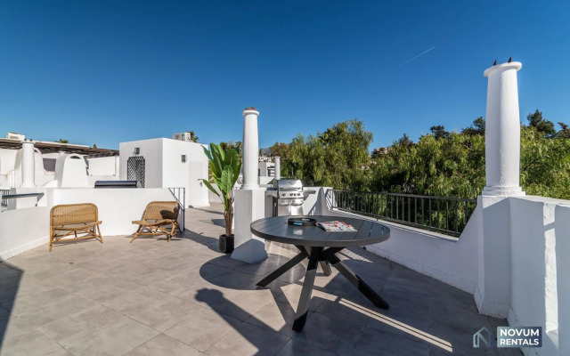 TOP RENOVATED 3-BDRM TOWNHOUSES with POOL, BBQ & ROOFTOP TERRACES
