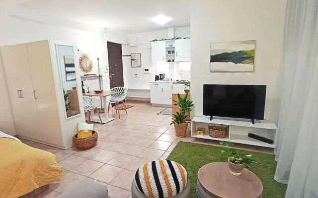 Cool Boho Apartment, 1min to Highway, Parking