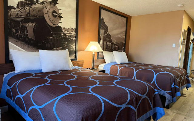 Super 8 by Wyndham Hutchinson