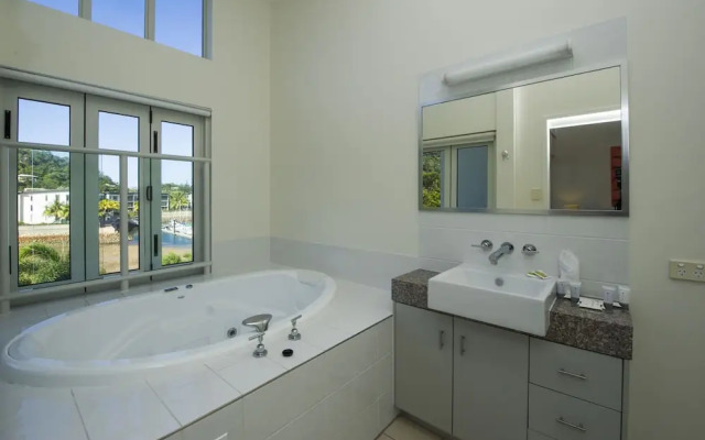 Beachside Magnetic Harbour Holiday Apartments