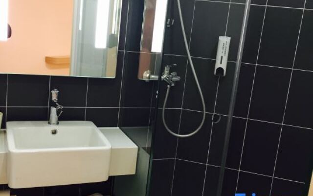 Yining Hotel (Shanghai Hongqiao Road Metro Station)