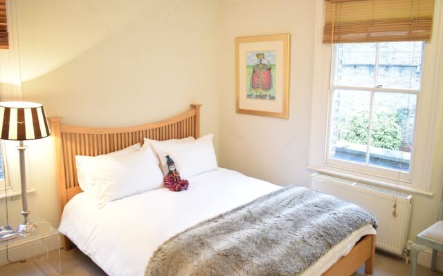 2 Bedroom Flat in Battersea Sleeps 4