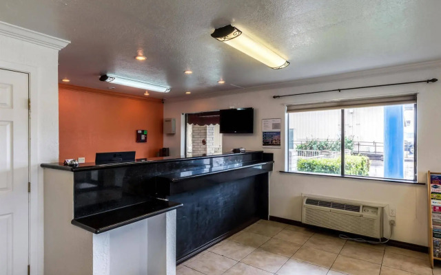 Motel 6 San Antonio, Tx - Frost Bank Center