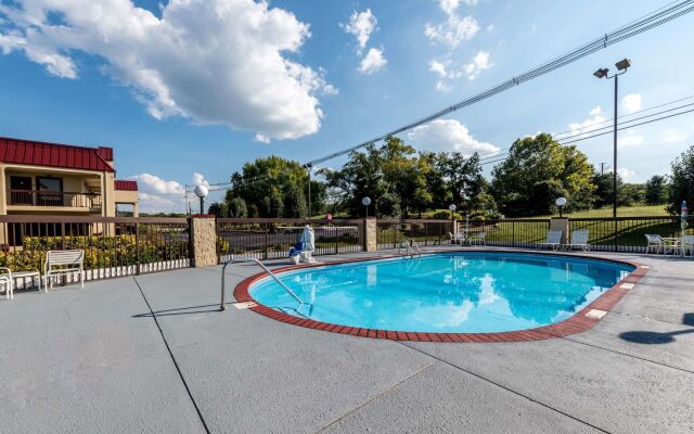 Red Roof Inn & Suites Clinton, TN