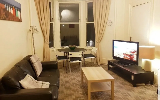 2 Bed Flat - Sleeps 4 - Parking - Wifi