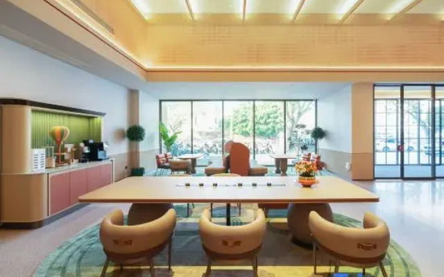 Orange Beihai Railway Station Square Hotel