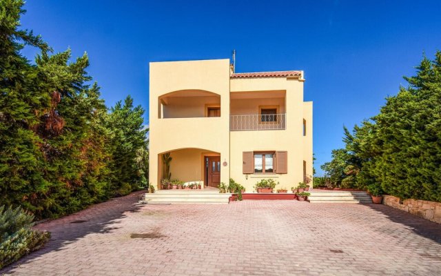 Beautiful Home In Finikia With Wifi And 3 Bedrooms