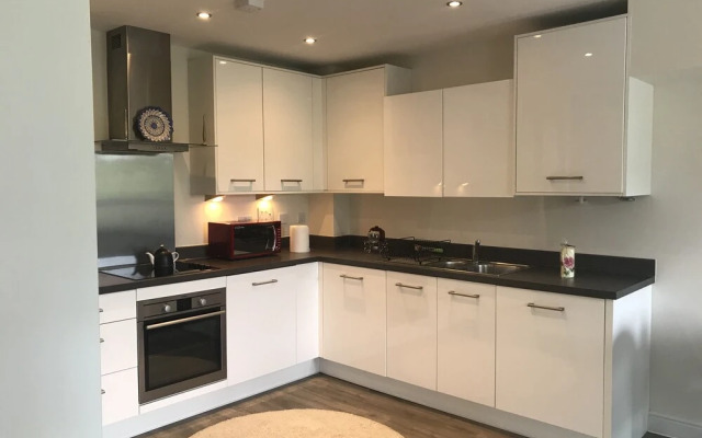 Lovely 1-bed Apartment in Addlestone