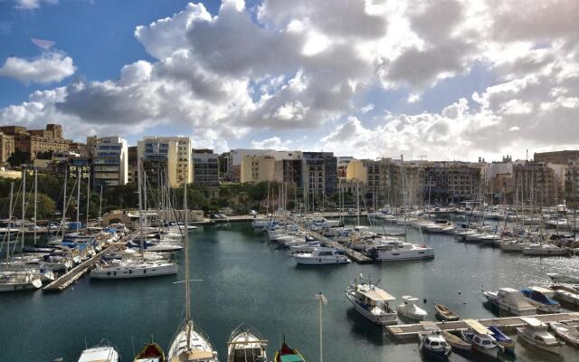 2 Bedroom, Bright & Central Top Floor Apartment - 5