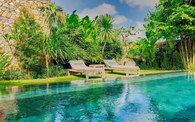 WAHYU Joglo Pool Seminyak Honeymoon Oasis