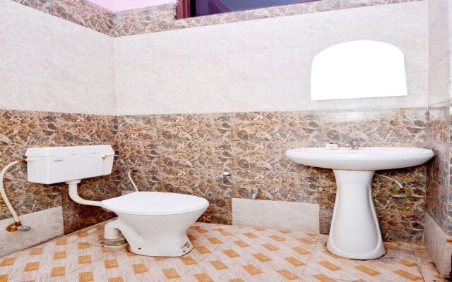 Oyo 39889 Palace Plaza