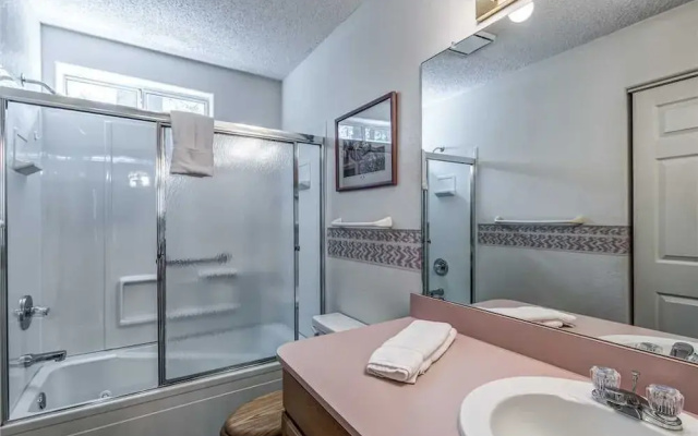 A Whispering River - Three Bedroom Cabin with Hot Tub