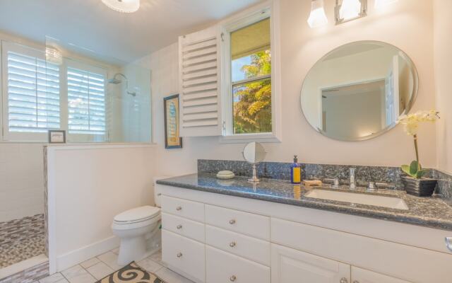 Hale Emmalani #311 2 Bedroom Condo by RedAwning