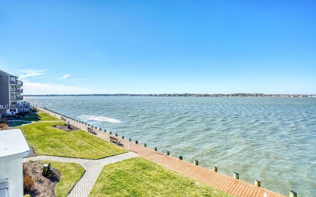 Harbour Island 204m 2 Bedroom Condo by RedAwning