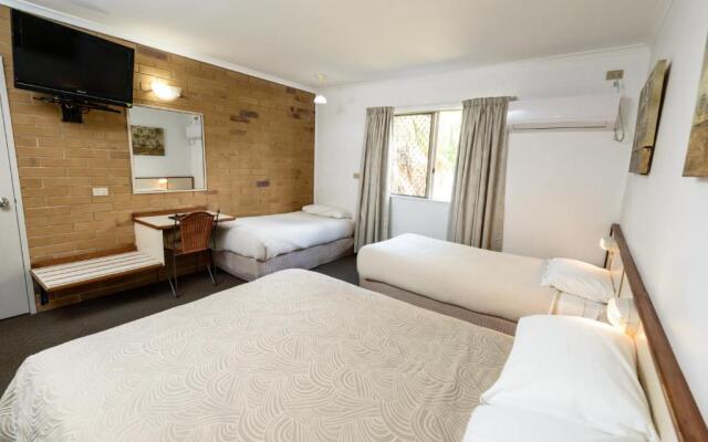 Country Comfort Gin Gin Wild Scotsman Motor Inn
