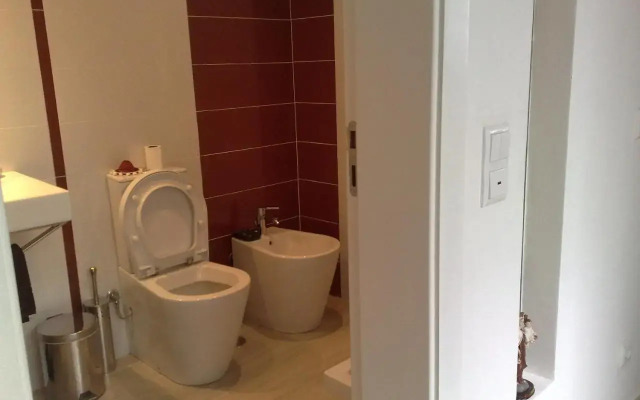 White & Grey House (39721/AL)