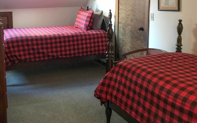 Stowe Vacation Rental w/ Deck & Mountain Views!