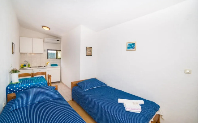 Studio Next to the Beach w Terrace & Parking