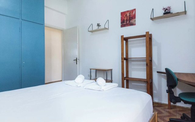 Spacious 2 Bd Pireas Apt w Cozy Balcony