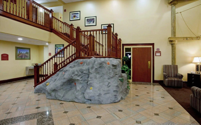 Holiday Inn Express & Suites Charlotte Arpt-Belmont by IHG