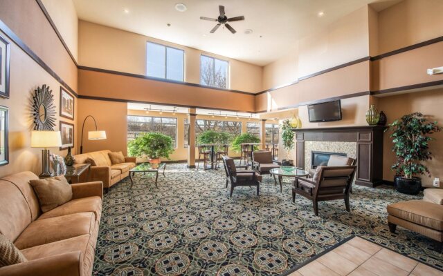 Holiday Inn Express & Suites Delafield by IHG