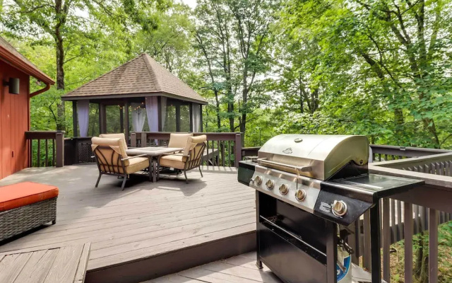 Outdoor Theater, Deck & Fire Pit: Poconos Retreat