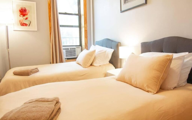 2 Bedroom Apartment with 3 Beds and Kitchen