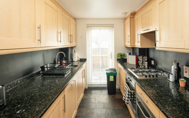 Serene Garden Flat - Steps From Tower Bridge