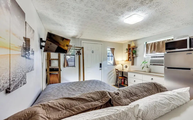 Nurse-ready Guesthouse 3 Mi to Dtwn Jacksonville!