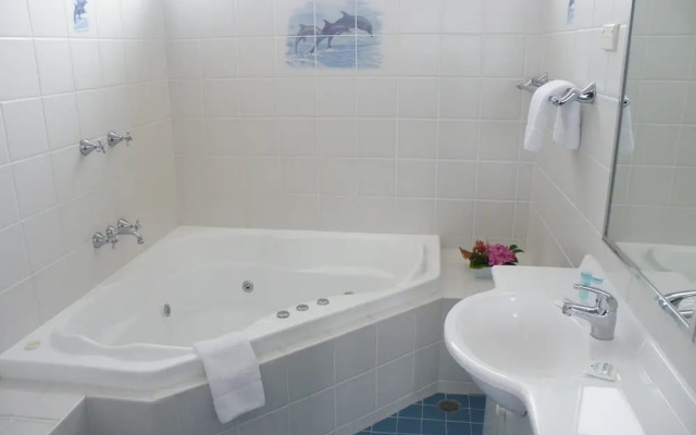 Pacific Heights Holiday Apartments & Munn's Tower House