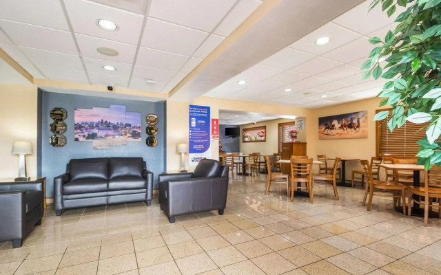 Econolodge Inn & Suites