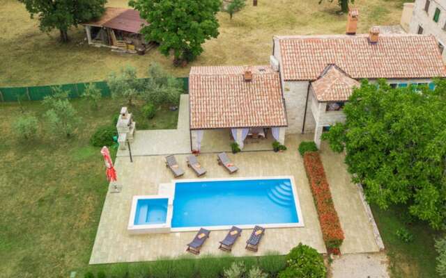 Roofed Villa in Istria With Private Pool