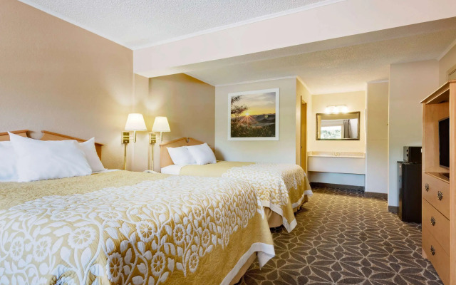 Days Inn by Wyndham Fairmont