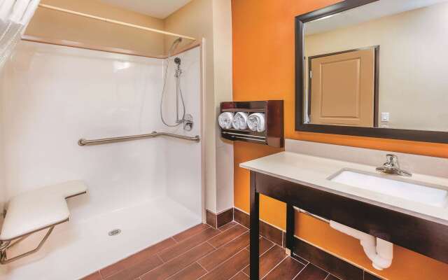 La Quinta Inn & Suites by Wyndham Cotulla