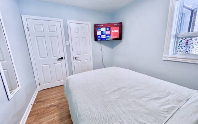Renovated Rooms 10-min to Finch Subway Near Yonge St