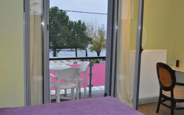 Okeania Seafront Rooms in Kamena Vourla