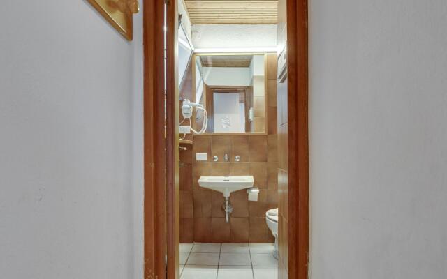 Spacious Apartment in Pognana Lario with Pool