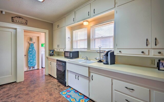 Inviting Lubbock Home > 1 Mi to Downtown