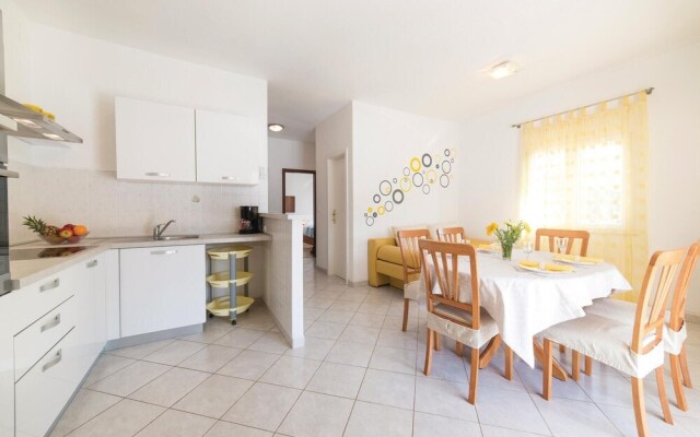 Beautiful Home in Vinisce With Wifi and 2 Bedrooms