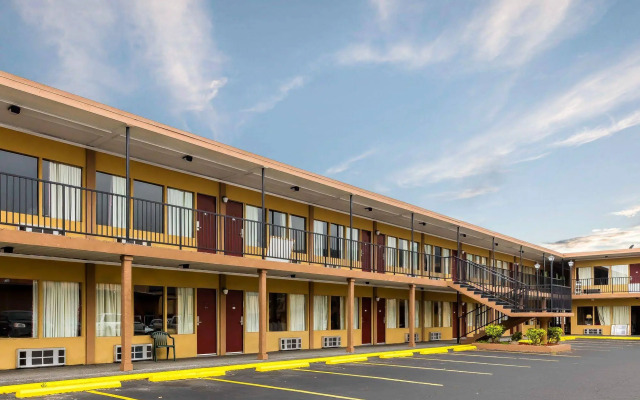 Econo Lodge Inn & Suites