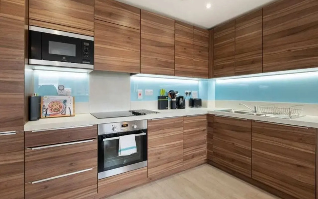 Bright & Spacious 2-bed Apt, With Balcony