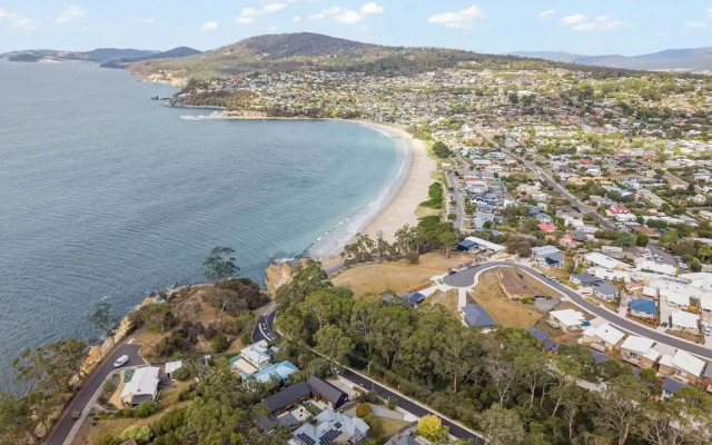 Gorgeous 4 Bedroom House - Blackmans Bay