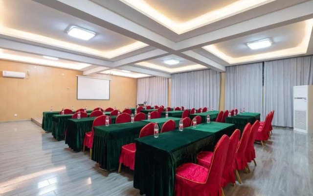 Borrman Hotel  (Yankuang Donghua Branch, West Outer Ring Road, Zoucheng)