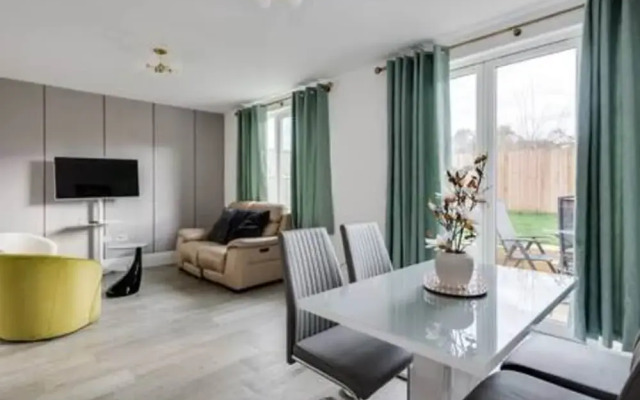 Stylish 4-br House With 3 Ensuite Free Parking