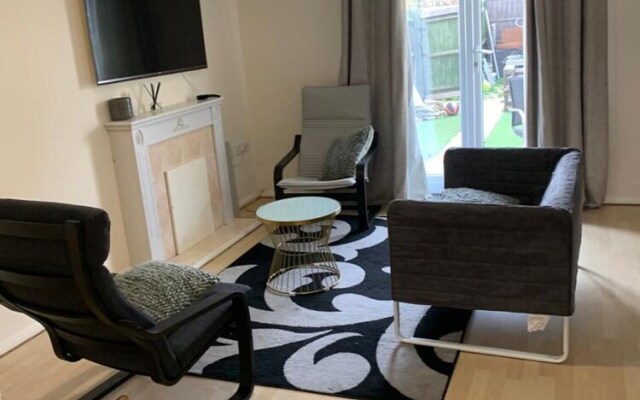 Charming 2-bed House in London